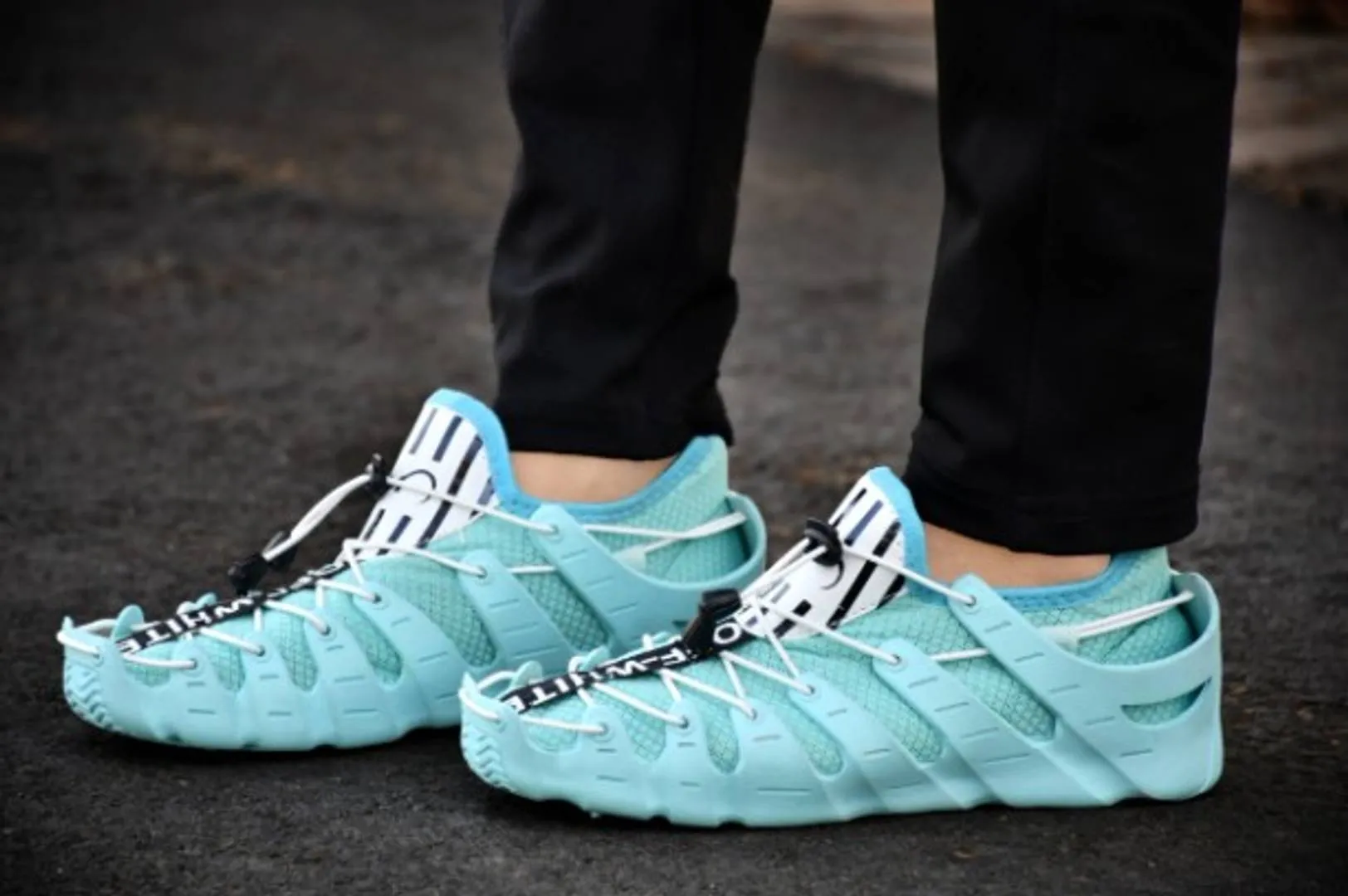 Stylish Turquoise Mesh Self Design Sports Shoes For Men