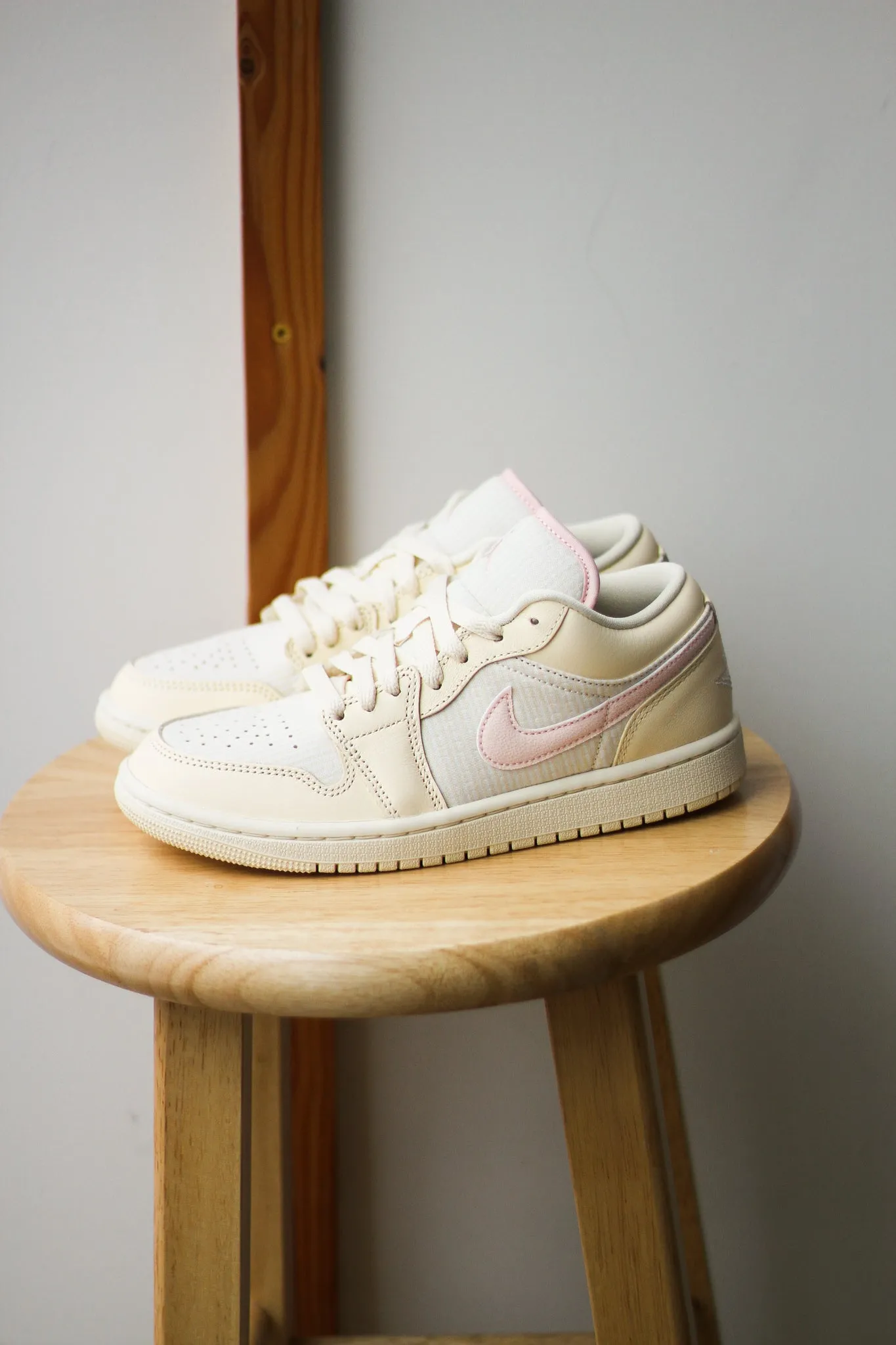 W AIR JORDAN 1 LOW SE "MUSLIN"